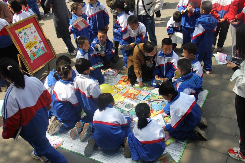 4月10日,大方縣全民閱讀經(jīng)典誦讀綜合性文明實(shí)踐示范活動(dòng)圖書跳蚤市場(chǎng)。(大方一小 供圖).jpg