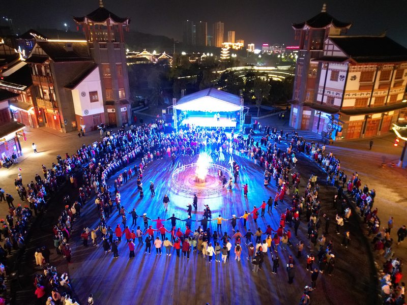 4月8日，大方縣奢香古鎮篝火晚會現場航拍。何志剛攝