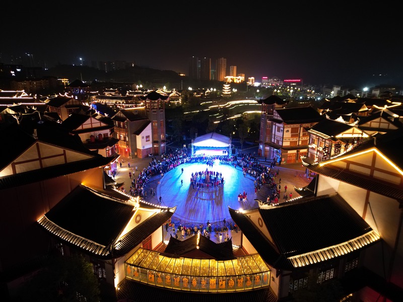 4月8日，大方縣奢香古鎮篝火夜景航拍。何志剛攝