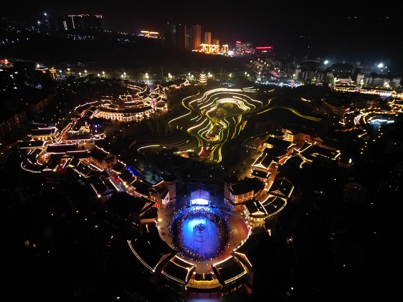 4月8日，大方縣奢香古鎮古彝梯田夜景航拍。何志剛攝