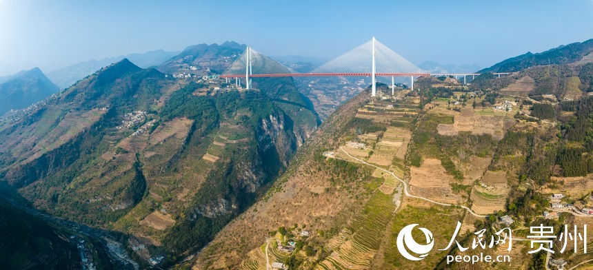 航拍杭瑞高速北盤江第一橋。人民網(wǎng)記者 涂敏攝