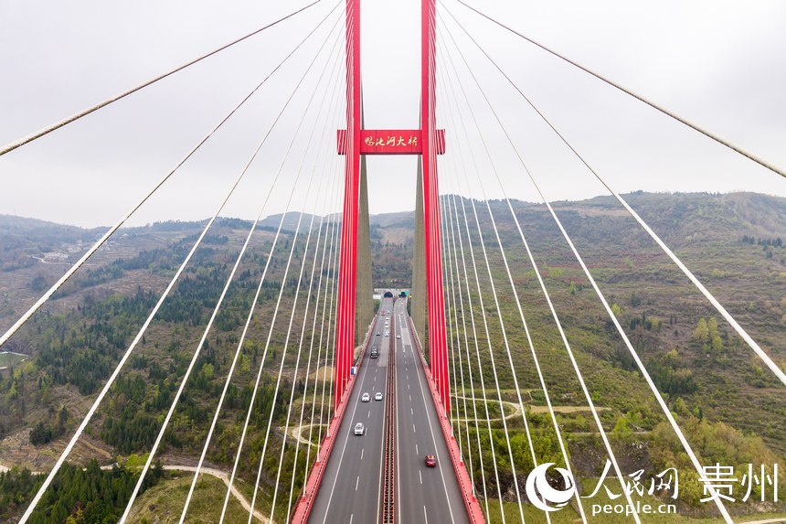 航拍貴黔高速鴨池河大橋。人民網記者 涂敏攝