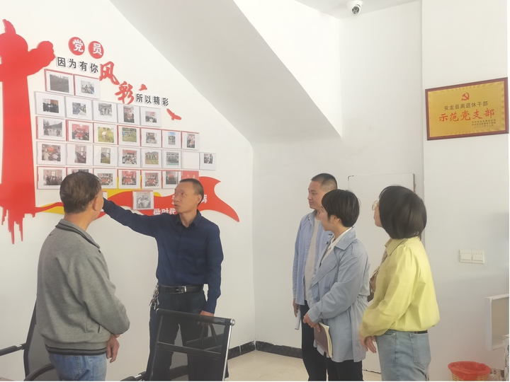 圖為調研組在安龍縣灑雨鎮機關退休黨支部指導“六好”示范支部創建工作。圖片由受訪單位提供