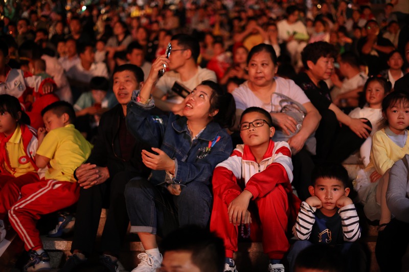 市民在“露天影院”拍照留念。七星關區委宣傳部供圖