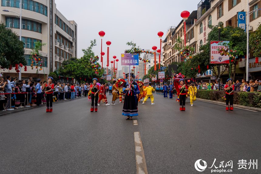 參加“三月三”巡游的少數民族同胞隊伍。人民網記者 涂敏攝