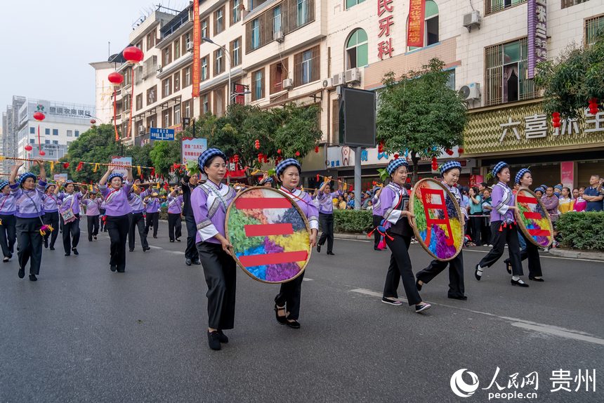 參加“三月三”巡游的少數民族同胞隊伍。人民網記者 涂敏攝