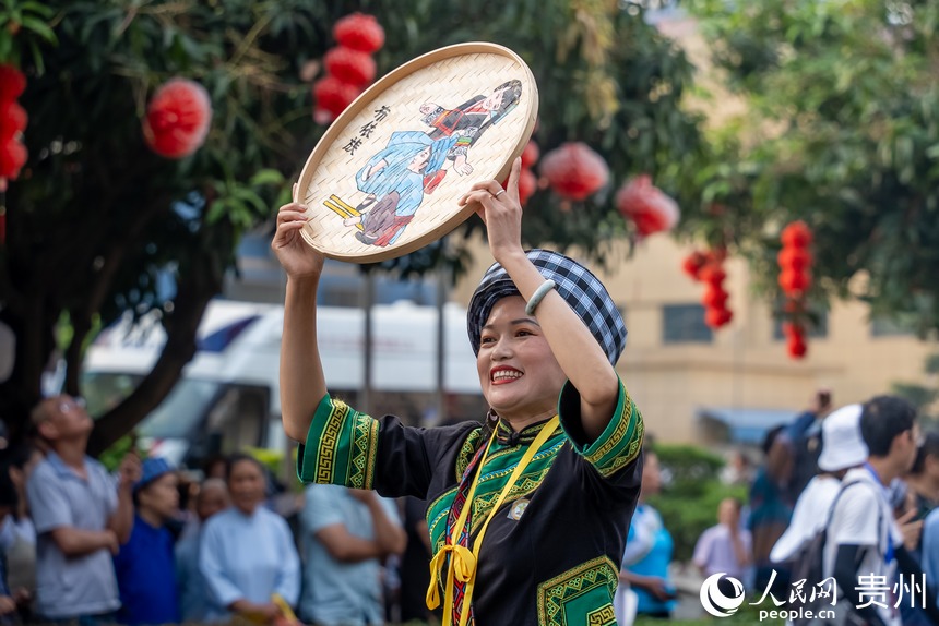參加巡游的少數(shù)民族同胞展示傳統(tǒng)文化。人民網(wǎng)記者 涂敏攝