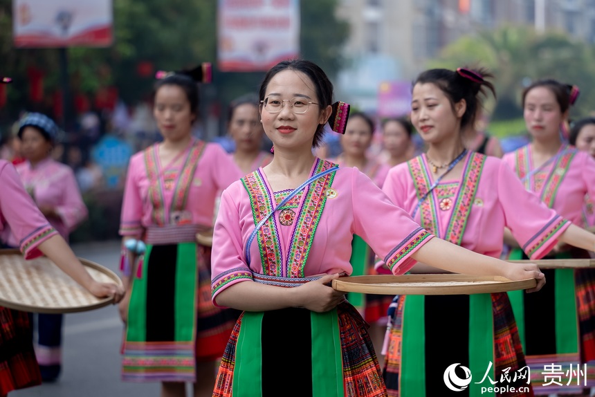 參加巡游的少數(shù)民族同胞展示傳統(tǒng)文化。人民網(wǎng)記者 涂敏攝