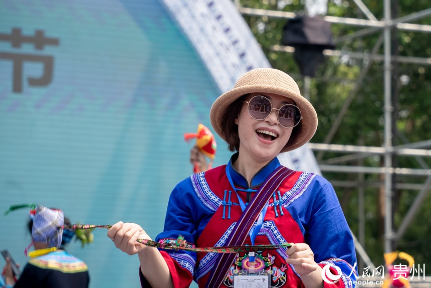 游客體驗(yàn)望謨“三月三”。人民網(wǎng)記者 涂敏攝