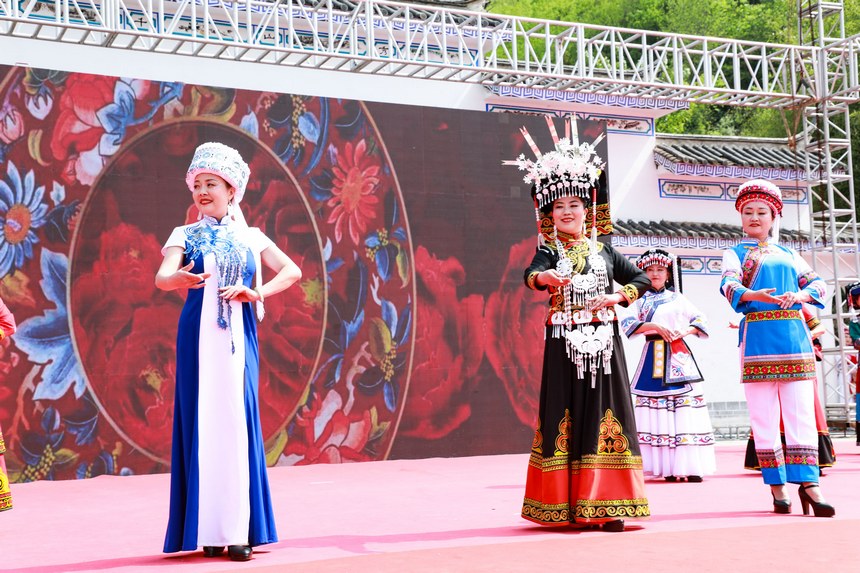 民族服飾展示。