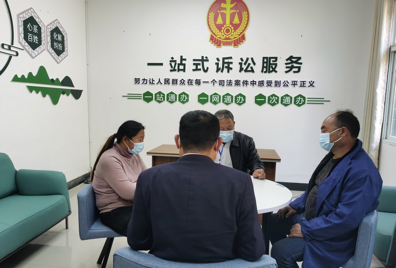 大方縣調解員在達溪法庭一站式訴訟服務中心調解糾紛。.jpg