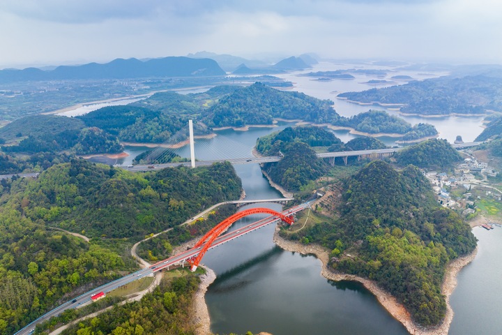花魚洞大橋。人民網記者 涂敏攝