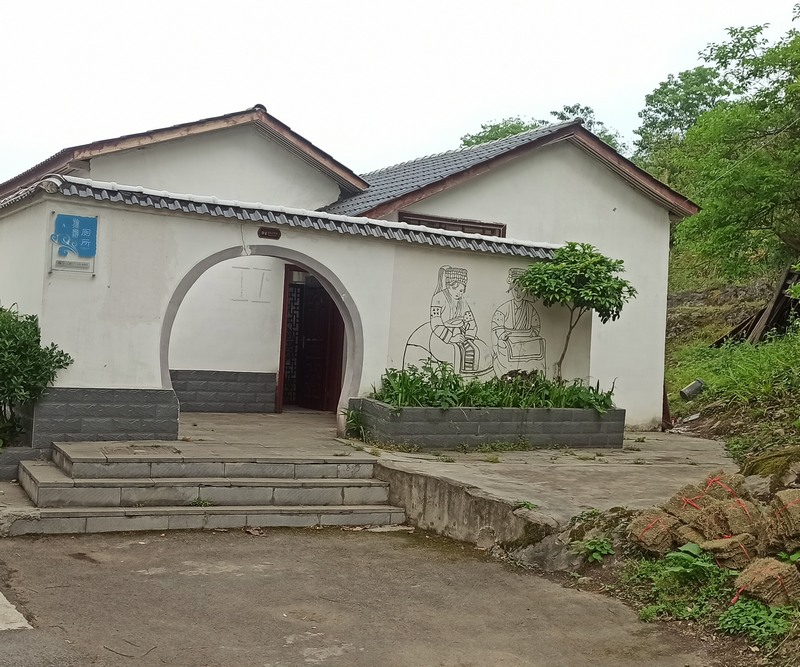 圖為六屯鎮大木村一組旅游公廁   李福貴 攝.jpg