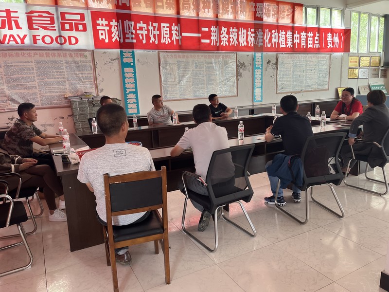 4月21日,四川天味食品集團(tuán)股份有限公司相關(guān)負(fù)責(zé)人與貴州舉利現(xiàn)代農(nóng)業(yè)專業(yè)合作社進(jìn)行座談。周訓(xùn)貴攝 (3).jpg