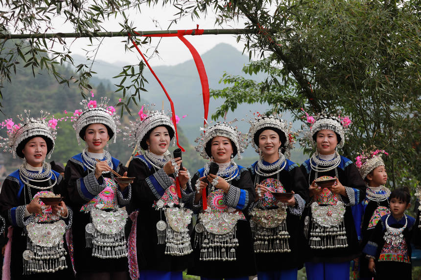 4月22日，苗族群眾在新民村迎賓攔門。 