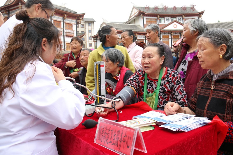 4月25日，貴州省大方縣開展第35個愛國衛生月“宜居靚家園 健康新生活”活動義診服務量血壓。