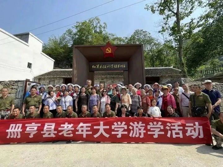 圖為冊亨縣組織離退休老干部開展布依文化產業游學活動。