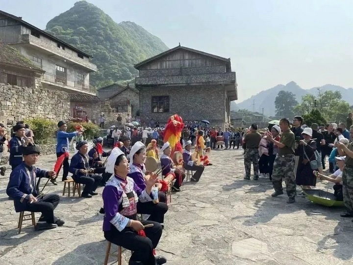 圖為離退休老干部參觀民族特色表演。