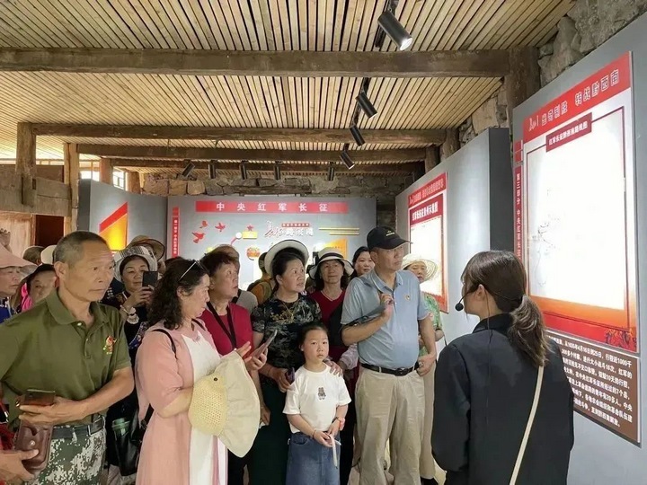 圖為離退休老干部集中參觀學(xué)習(xí)。