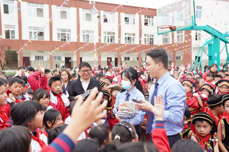 貴州省大方縣檢察院“守未聯盟”工作室檢察干警到鳳山小學開展“檢察官陪你過六一”活動。袁雪梅攝