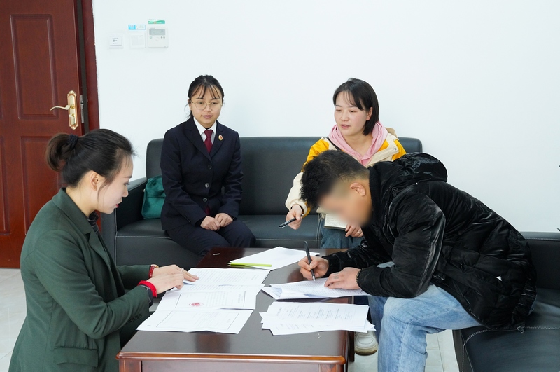 貴州省大方縣檢察院“守未聯盟”工作室檢察干警與檢察社工在大方縣檢察院家庭教育指導站開展考察幫教。李濤攝