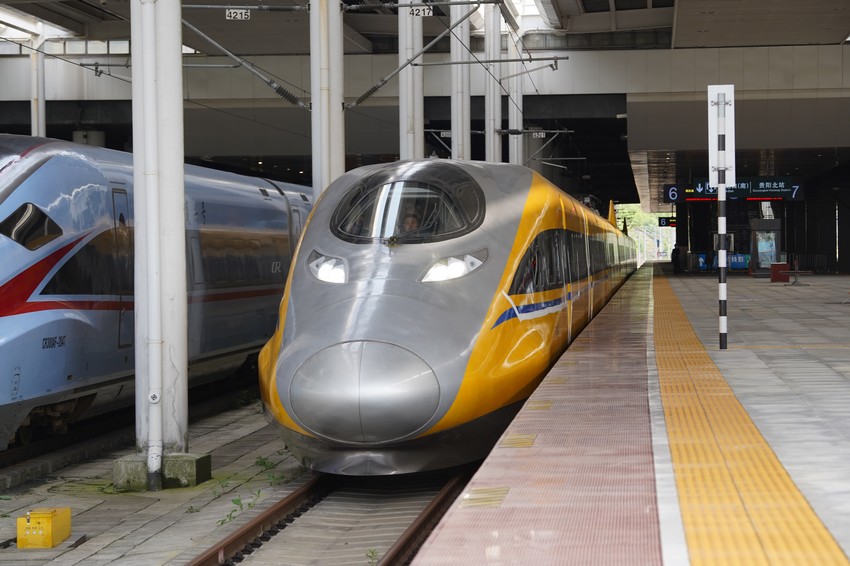 “黃醫生”檢測車停靠在貴陽北站。江欽民攝