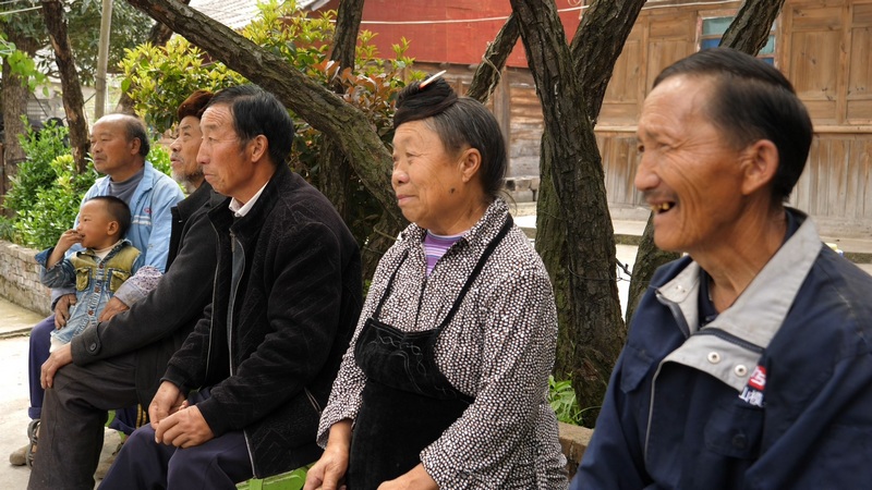 4月27日，村民參加貴州省大方縣興隆鄉菱角村院壩協商會。李靈攝
