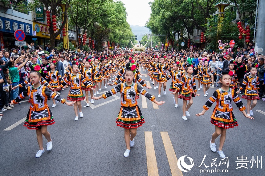 參加游演的小朋友隊伍。人民網(wǎng)記者 涂敏攝
