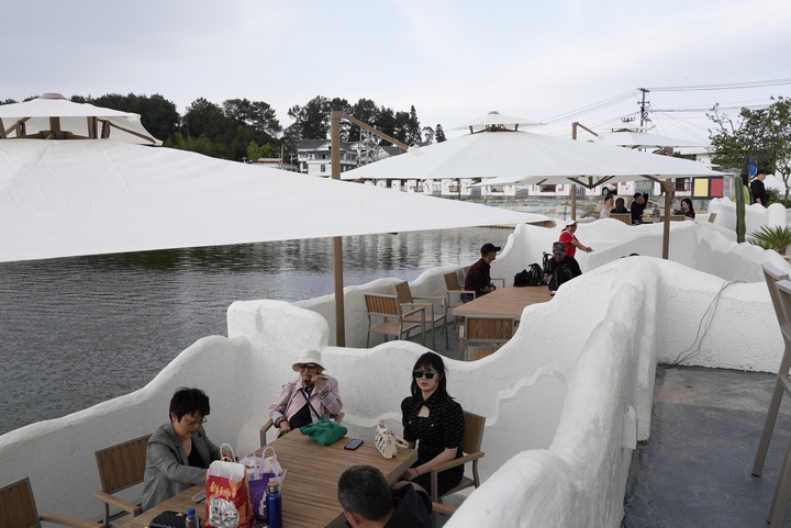 5月1日，游客在紅楓湖鎮右二村體驗輕奢出游。