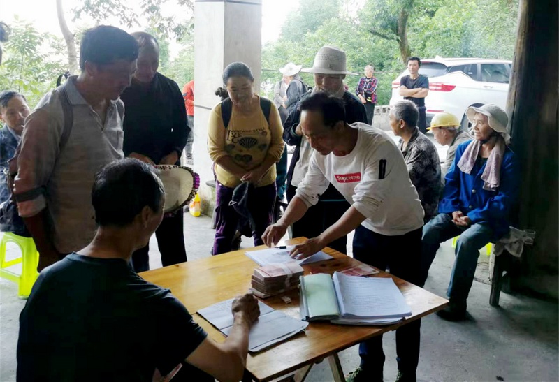 大方縣星宿鄉河山村中藥材育苗基地發放群眾務工費。鄭吉軍 攝.jpg