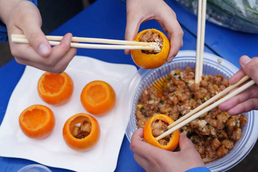 高三年級學(xué)生在“校園美食節(jié)”上制作美食。楊武魁攝