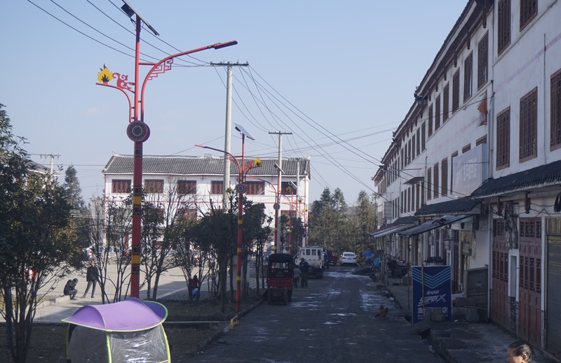 貴州省大方縣鳳山鄉羊巖村明亮的路燈。譚勇 攝.JPG