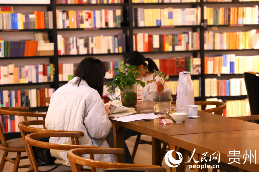 讀者在書店內看書。人民網 顧蘭云攝