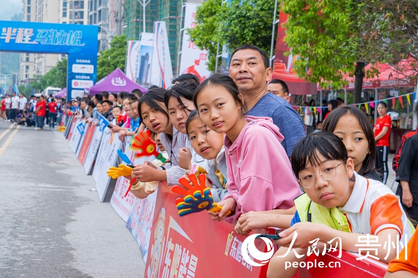 市民在路邊為選手加油。人民網(wǎng) 陽茜攝