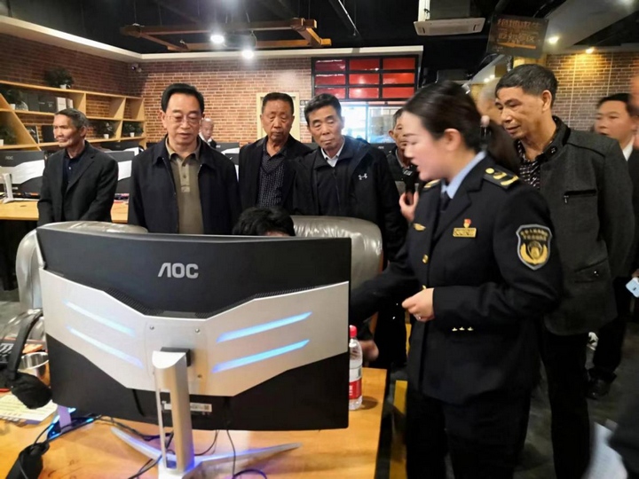 圖為對悠閑網吧進行檢查并實地講解培訓。