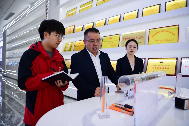 貴陽中安科技集團(tuán)有限公司廠長王傳福與員工商討即將展出的產(chǎn)品。