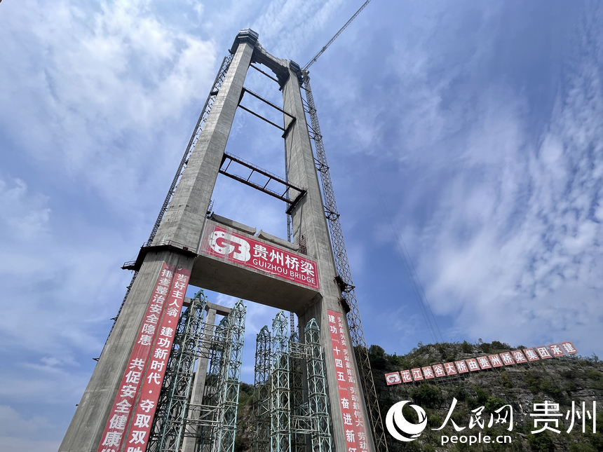 六枝至安龍高速公路控制性工程花江峽谷大橋建設(shè)如火如荼。人民網(wǎng) 陳潔泉攝