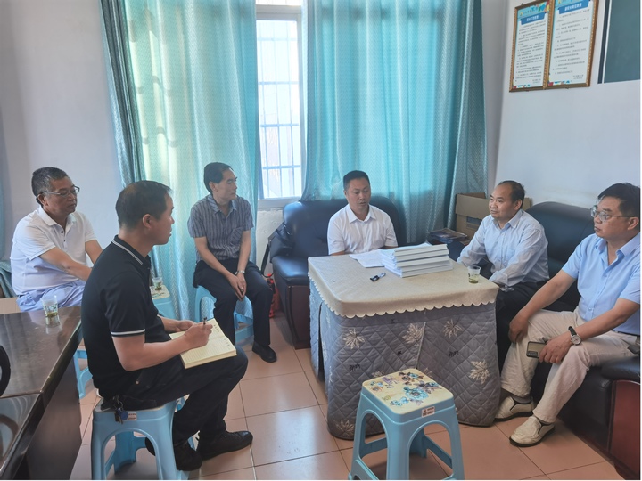 圖為調(diào)研組在興仁市第三小學調(diào)研。