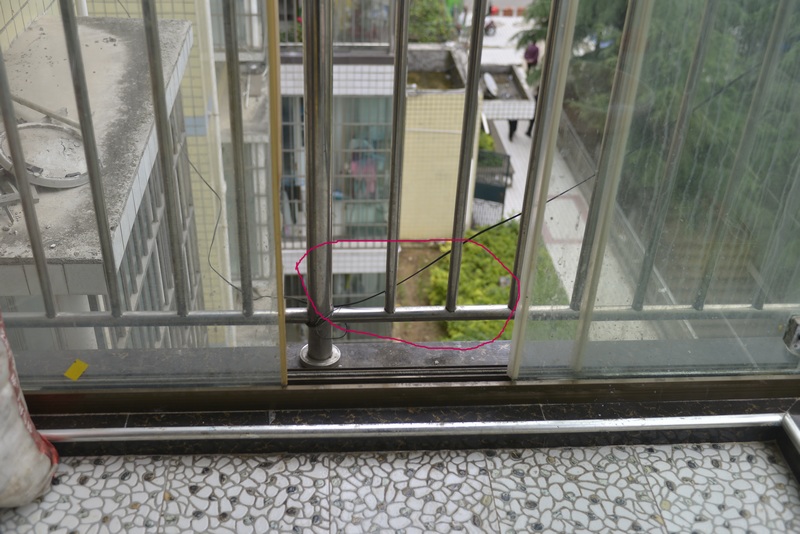 從四樓屋內看兒童被困位置  鄭吉軍攝.JPG