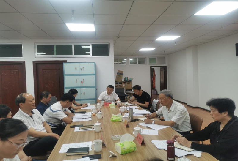 1 圖為在望謨縣召開調(diào)研座談會(huì)