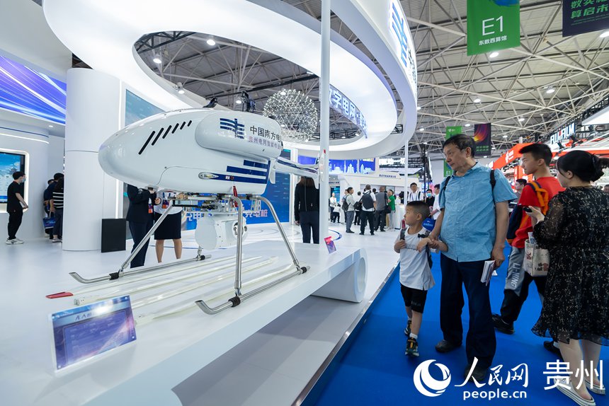 觀眾在數(shù)博會(huì)展館內(nèi)參觀。人民網(wǎng)記者 涂敏攝