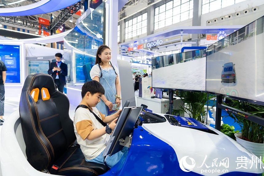 小朋友在展館內體驗模擬駕駛。人民網記者 涂敏攝