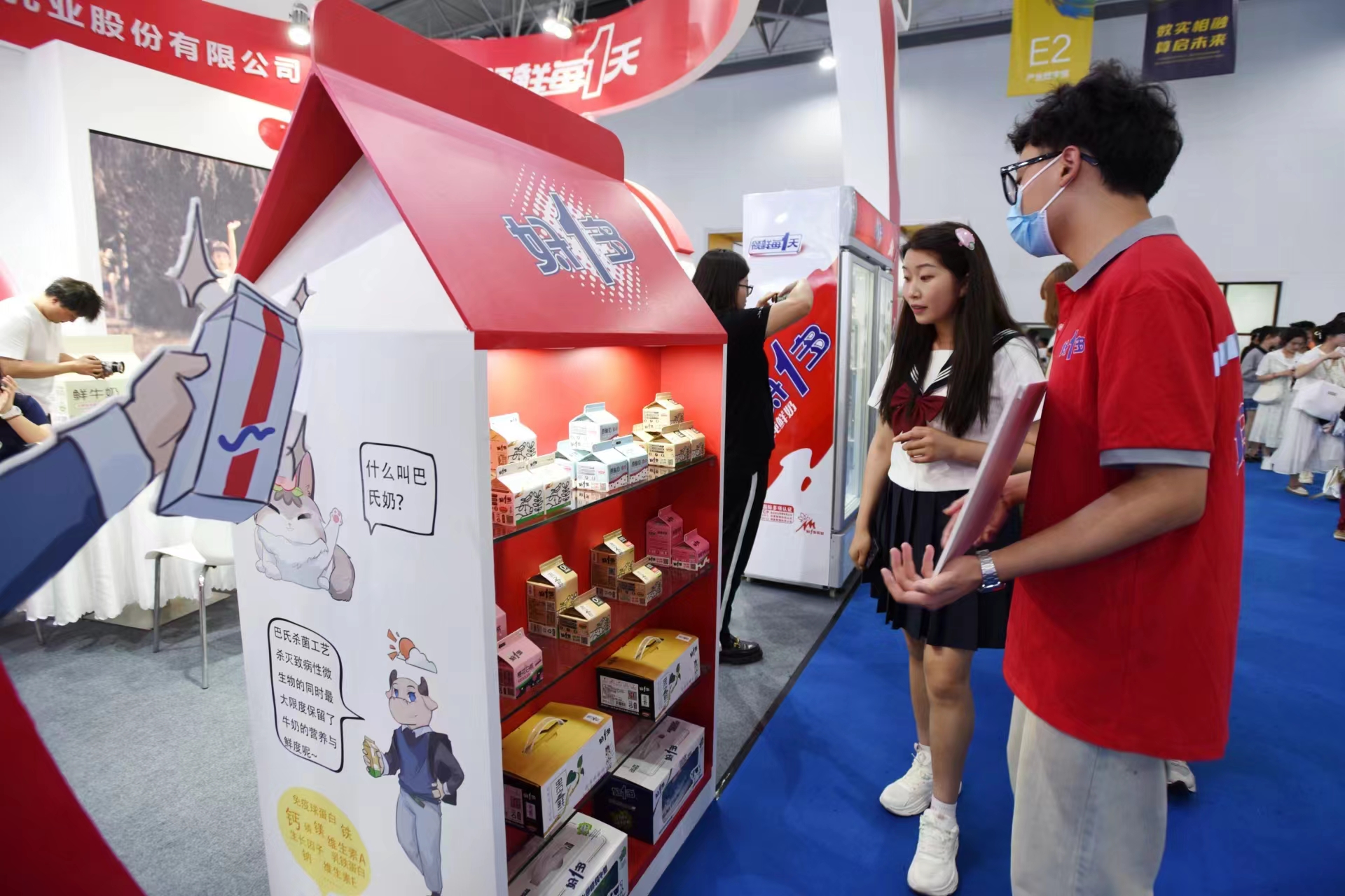 工作人員給參展市民介紹好一多系列乳品。