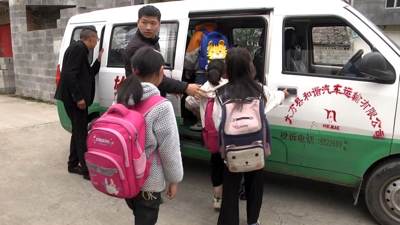 5月26日,貴州省大方縣羊場鎮(zhèn)坪壩小學學生依次坐上定線班車車。鄭宜旭 攝.jpg