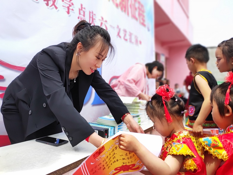 5月26日,何昌美為學(xué)生們頒發(fā)獎(jiǎng)品。鐘歡 攝.jpg