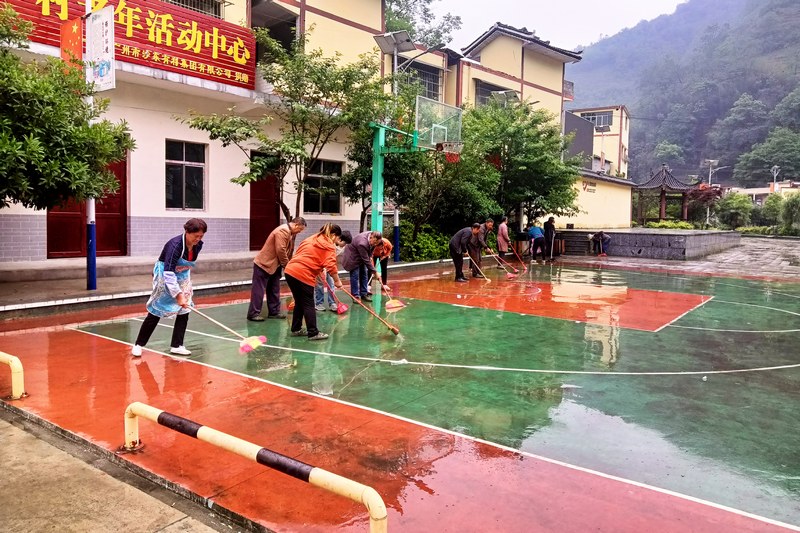 大方縣綠塘鄉豐產一村聯戶長打掃公共區域衛生。（陳孟員 攝）.jpg