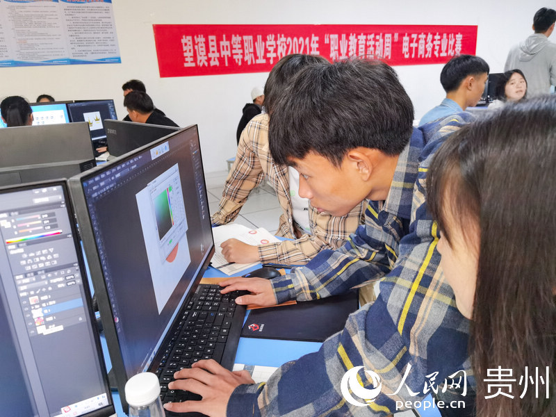 計(jì)算機(jī)應(yīng)用實(shí)操教室內(nèi)，同學(xué)們討論圖標(biāo)制作。人民網(wǎng) 王秀芳攝