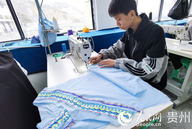 民族服飾實(shí)操教室內(nèi)，學(xué)生正在做衣服。人民網(wǎng) 王秀芳攝