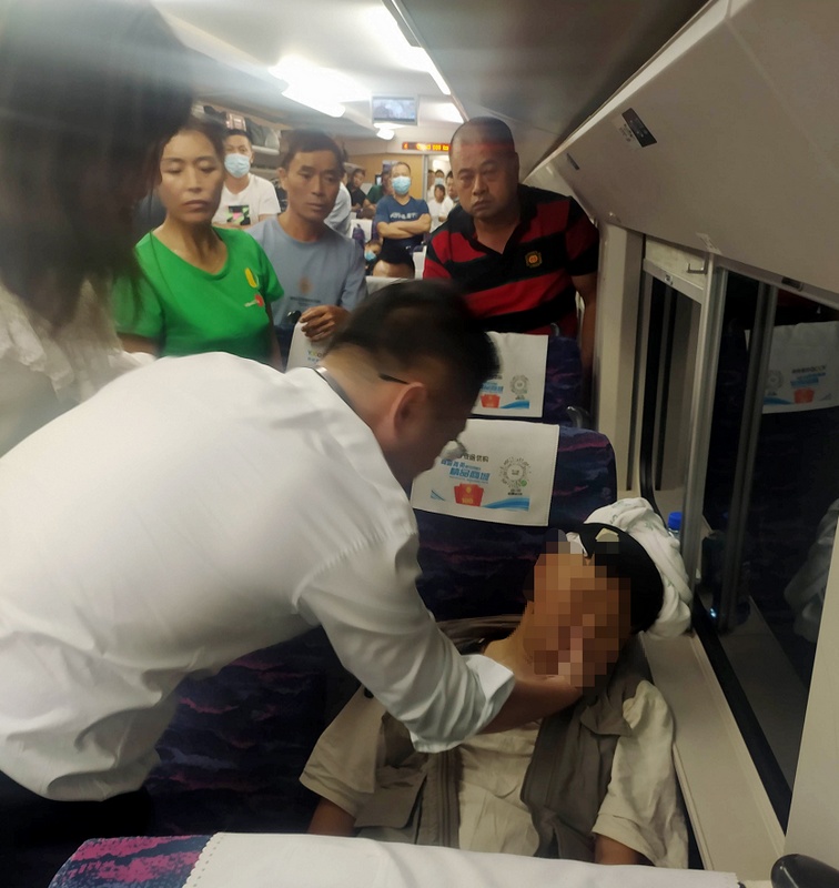 方磊在列車上施救二。(方磊供圖).jpg