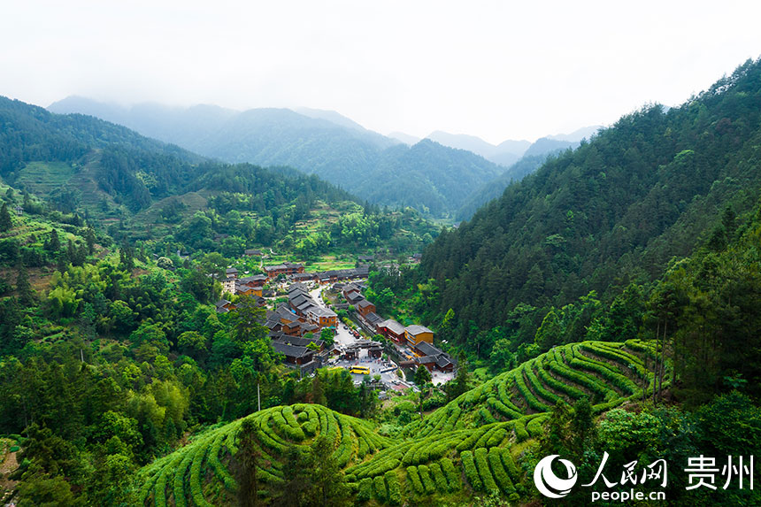 航拍群山環抱下的印江土家族苗族自治縣紫薇鎮團龍村。人民網記者 涂敏攝